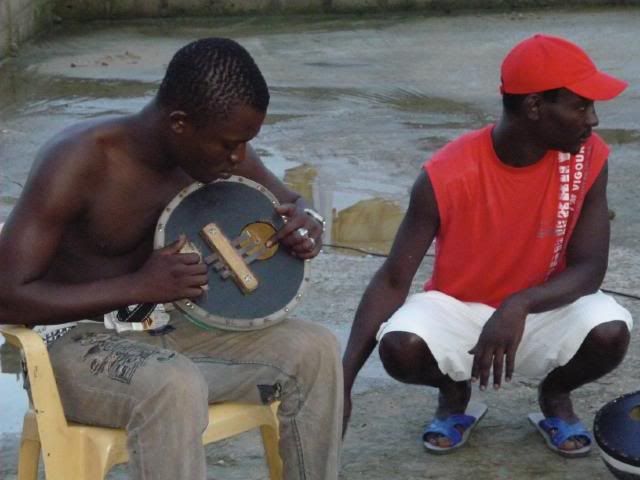 Fallou Ndiaye and Douda playing bongo