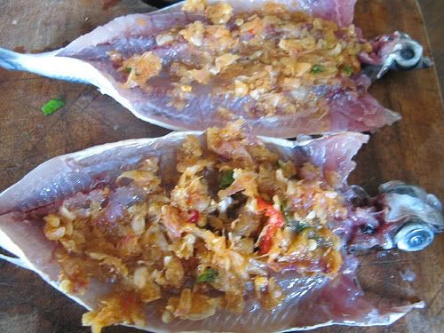 Sau khi bỏ hỗn hợp đã giả vào trong bụng cá ttqn